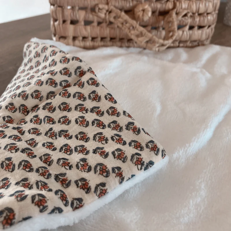 Tapis à langer nomade - Écrue à fleur tomette – Image 4