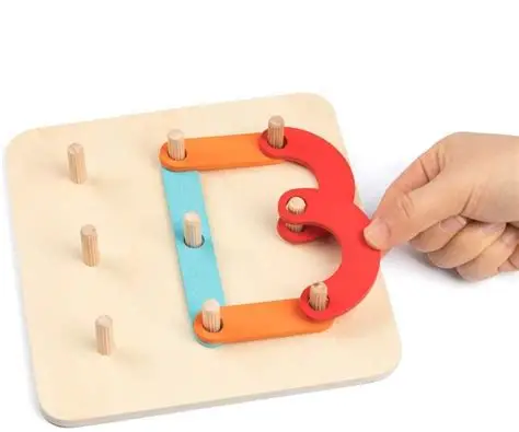 Géoboard Montessori 2 en 1 : chiffres et lettres Clous et Élastiques avec cartes modèle. – Image 3