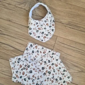 Kit naissance de 2 bavoirs bébé et 5 lingettes lavables et réutilisables motif léopard